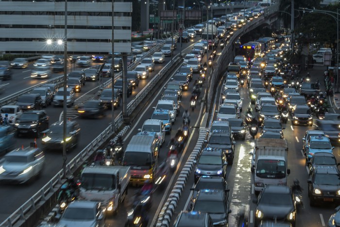 Foto aerial suasana kendaraan yang terjebak macet di Jalan Tol Cawang-Grogol, Jakarta, Jumat (11/9/2020). Pemprov DKI Jakarta akan kembali menerapkan Pembatasan Sosial Berskala Besar (PSBB) total mulai Senin 14 September 2020, yang diiringi menghentikan sementara kebijakan ganjil genap dan akan dilakukan pembatasan transportasi umum serta jumlah penumpang kendaraan. ANTARA FOTO/Galih Pradipta/foc.