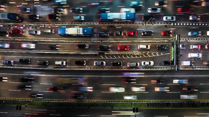KEMACETAN MENJELANG PSBB TOTAL DI JAKARTA Foto aerial suasana kendaraan yang terjebak macet di Jalan Tol Cawang-Grogol, Jakarta, Jumat (11/9/2020). Pemprov DKI Jakarta akan kembali menerapkan Pembatasan Sosial Berskala Besar (PSBB) total mulai Senin 14 September 2020, yang diiringi menghentikan sementara kebijakan ganjil genap dan akan dilakukan pembatasan transportasi umum serta jumlah penumpang kendaraan. ANTARA FOTO/Galih Pradipta/foc.