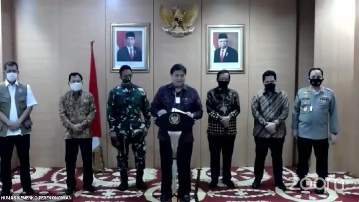 Ketua Komite Penanganan COVID-19 dan Pemulihan Ekonomi Nasional, Airlangga Hartarto, bersama menteri serta KSAD dan Wakapolri (YouTube PerekonomianRI)