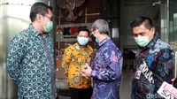 Seperti diketahui Bareskrim Polri menangani 2 perkara terkait Djoko Tjandra yaitu tindak pidana umum soal penggunaan surat jalan palsu serta tindak pidana khusus soal dugaan suap terkait penghapusan red notice. Di sisi lain Kejagung menjerat Djoko Tjandra sebagai tersangka terkait dugaan suap pengurusan fatwa di Mahkamah Agung (MA).