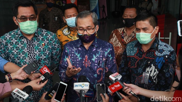 KPK dan Polri Gelar Perkara Kasus Djoko Tjandra Wakil Ketua KPK Alexander Marwata (tengah), Deputi Penindakan KPK Karyoto (kanan) dan Direktur Tipikor Bareskrim Mabes Polri Brigjen Djoko Poerwanto (kiri), memberikan keterangan pers seusai melaksanakan gelar perkara atau ekspose kasus Djoko Tjandra, di Gedung KPK Merah Putih, Jakarta, Jumat (11/9/2020). Gelar perkara ini merupakan bagian koordinasi dan supervisi rencana pengambilalihan penanganan kasus suap Djoko Tjandra oleh KPK karena telah menyeret sejumlah petinggi instansi penegak hukum.