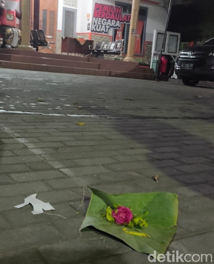 KPU Kota Blitar Diteror Berupa Kembang Setaman dan Boneka Tertusuk Jarum