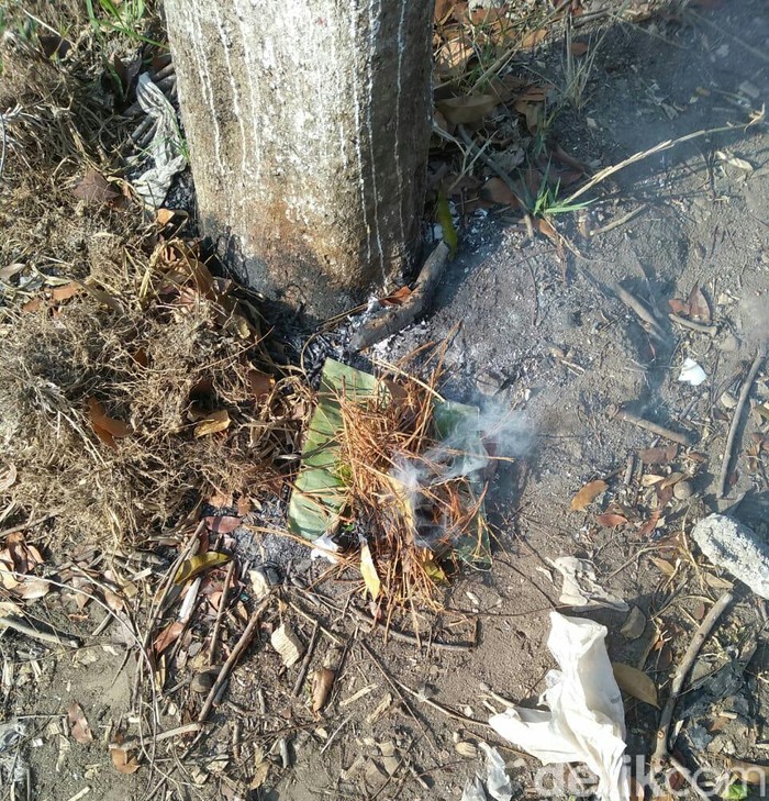 Antisipasi Hal Negatif, KPU Kota Blitar Bakar Kembang Setaman dan Boneka Tertusuk Jarum