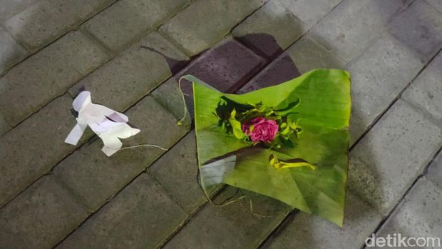 KPU Kota Blitar Diteror Berupa Kembang Setaman dan Boneka Tertusuk Jarum
