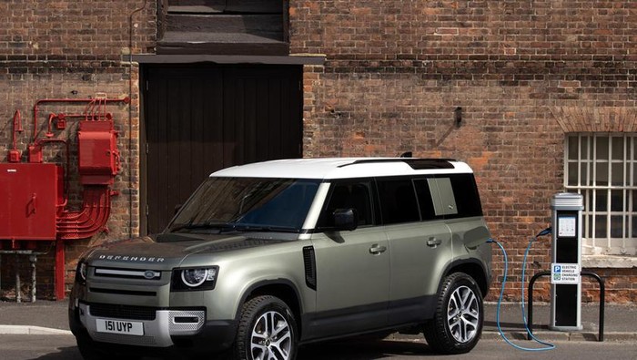 Land Rover dibekali penggerak listrik.