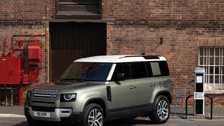 Land Rover Defender PHEV Land Rover dibekali penggerak listrik.
