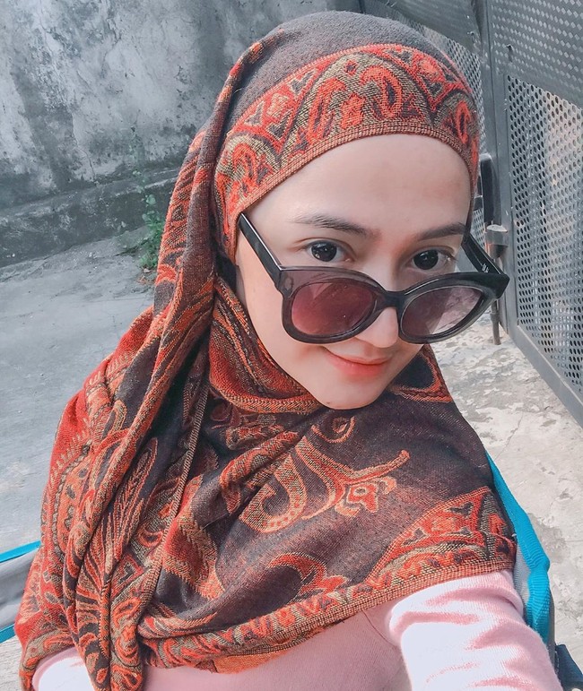 Marcella Simon mulai dikenal sejak membintangi FTV produksi Sinemart berjudul Keriting Lagi? Cape Deh! bersama aktris Ana Pinem. Kemudian kariernya berkembang ke sinetron dan film. Film yang dibintanginya Sweatheart rilis pada 2010.  (Foto: Instagram @marcella_simon)