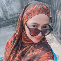 Marcella Simon mulai dikenal sejak membintangi FTV produksi Sinemart berjudul Keriting Lagi? Cape Deh! bersama aktris Ana Pinem. Kemudian kariernya berkembang ke sinetron dan film. Film yang dibintanginya Sweatheart rilis pada 2010.  (Foto: Instagram @marcella_simon)