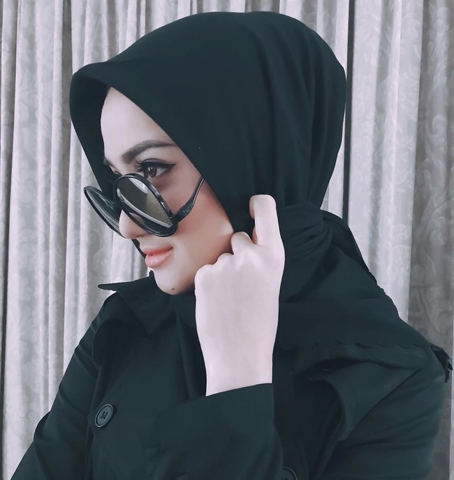 Baru mengenakan hijab, Marcella Simon pun mencoba berbagai gaya hijab. Pada foto ini misalnya, dia memakai hijab tanpa jarum pentul dan menggunakan ninja hitam. Mencoba gaya baru yang lagi trendi..Gaya keselek manja.. next kita coba gaya keselek congkak atau gaya tersedak malu? Hmnnn..... tulis Marcella di akun Instagramnya @marcella_simon. (Foto: Instagram @marcella_simon)