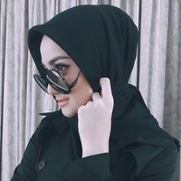 Baru mengenakan hijab, Marcella Simon pun mencoba berbagai gaya hijab. Pada foto ini misalnya, dia memakai hijab tanpa jarum pentul dan menggunakan ninja hitam. Mencoba gaya baru yang lagi trendi..Gaya keselek manja.. next kita coba gaya keselek congkak atau gaya tersedak malu? Hmnnn..... tulis Marcella di akun Instagramnya @marcella_simon. (Foto: Instagram @marcella_simon)