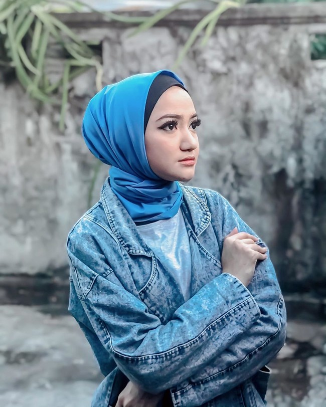 Keesokan harinya setelah mimpi tersebut, Marcella langsung berhijab. Ia pun merasa sangat aman dari gangguan yang selama beberapa tahun belakangan tak henti datang kepadanya. Bintang sinetron Orang Ketiga itu meminta kepada pengikutnya agar jangan membully dirinya dan meminta doanya.  (Foto: Instagram @marcella_simon)