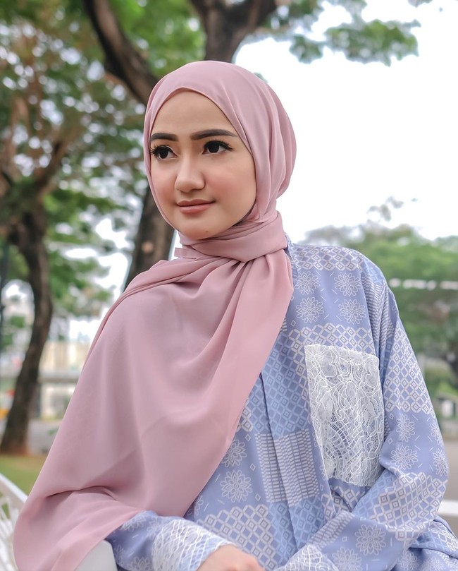 Marcella Simon mengisahkan dalam mimpinya tersebut ia merasa tidak ada pegangan. Dan saat itu ia menangkap daun panjang yang bentuknya seperti pashmina. Aku sampe curhat sama syeikh Ahmad Almisry, salah satu ulama yang baik banget suka bimbing aku.. karena aku masih merasa sangat kurang.. 5 waktu aja banyak bolongnya, dosa sama amal banyak dosanya, baik sama urakan masih banyak urakannya, ilmu masih banyak gak pahamnya.. apa gpp kalo berhijab? Apa gak sebaiknya berhijab setelah menikah dan mendapat izin dari suami?, ungkapnya. (Foto: Instagram @marcella_simon)