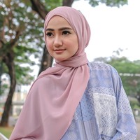 Marcella Simon mengisahkan dalam mimpinya tersebut ia merasa tidak ada pegangan. Dan saat itu ia menangkap daun panjang yang bentuknya seperti pashmina. Aku sampe curhat sama syeikh Ahmad Almisry, salah satu ulama yang baik banget suka bimbing aku.. karena aku masih merasa sangat kurang.. 5 waktu aja banyak bolongnya, dosa sama amal banyak dosanya, baik sama urakan masih banyak urakannya, ilmu masih banyak gak pahamnya.. apa gpp kalo berhijab? Apa gak sebaiknya berhijab setelah menikah dan mendapat izin dari suami?, ungkapnya. (Foto: Instagram @marcella_simon)
