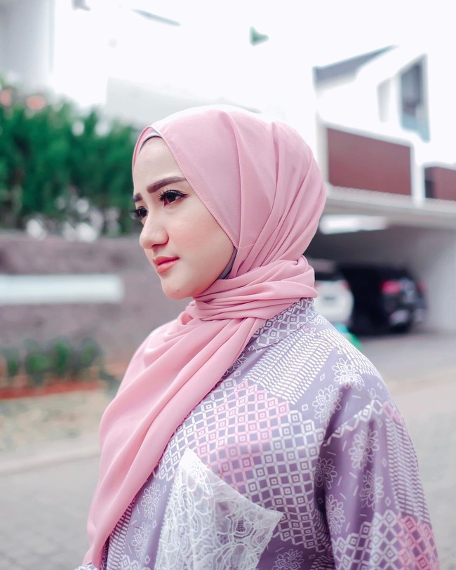 Setelah menjadi mualaf, dalam akun Instagramnya, tampak sesekali Marcella memakai hijab. Namun mulai 1 Agustus 2020 ia mantap berhijab. Marcella tampak mengenakan hijab pashmina mocca dengan inner. Kini ia kerap mengunggah foto OOTD dengan menggunakan hijab. (Foto: Instagram @marcella_simon)