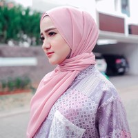 Setelah menjadi mualaf, dalam akun Instagramnya, tampak sesekali Marcella memakai hijab. Namun mulai 1 Agustus 2020 ia mantap berhijab. Marcella tampak mengenakan hijab pashmina mocca dengan inner. Kini ia kerap mengunggah foto OOTD dengan menggunakan hijab. (Foto: Instagram @marcella_simon)