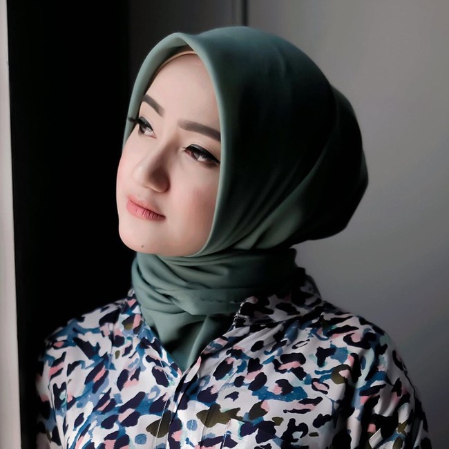 Marcella Simon yang lahir pada 9 Mei 1989 memutuskan untuk memeluk agama Islam pada 8 September 2019. Marcella bertemu dengan ustaz Adi Hidayat dan Felix Siauw. Saat menjadi mualaf, dia ditemani oleh beberapa artis lainnya, seperti Roger Danuarta dan Cut Meyriska. (Foto: Instagram @marcella_simon)