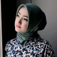 Marcella Simon yang lahir pada 9 Mei 1989 memutuskan untuk memeluk agama Islam pada 8 September 2019. Marcella bertemu dengan ustaz Adi Hidayat dan Felix Siauw. Saat menjadi mualaf, dia ditemani oleh beberapa artis lainnya, seperti Roger Danuarta dan Cut Meyriska. (Foto: Instagram @marcella_simon)