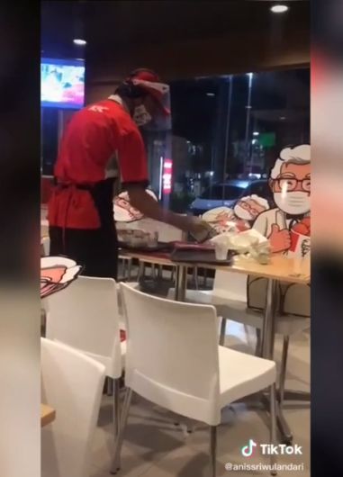 Masih banyak orang yang malas bersihkan bekas makanan sendiri di restoran fast food