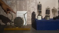 Sejarah penyiaran Indonesia jadi salah satu hal yang menarik untuk ditelusuri. Museum Penerangan di TMII pun bisa jadi salah satu tempat bagi warga untuk menelusuri sejarah penyiaran Indonesia. Di sana pengunjung dapat melihat beragam perlengkapan siaran radio masa lampau. ANTARA FOTO/Aditya Pradana Putra.