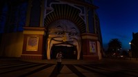 Seorang pria berdiri di luar Luna Park saat jam malam di Melbourne, Australia, Kamis (10/9/2020) waktu setempat.  
