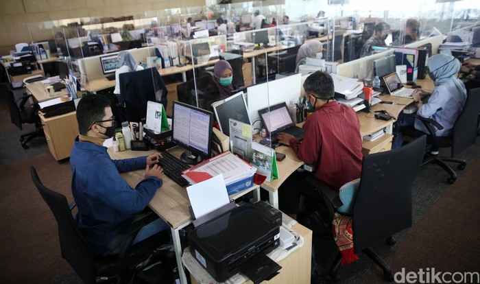 Karyawan melakukan aktivitas di salah satu perkantoran di Jakarta, Jumat (11/9/2020). Pemprov DKI Jakarta akan kembali menerapkan Pembatasan Sosial Berskala Besar (PSBB) mulai Senin, 14 September 2020 guna menekan angka penyebaran COVID-19 yang belakangan terus meningkat, nantinya hanya ada 11 bidang usaha yang boleh tetap berjalan dengan operasi minimal dan tidak boleh peroperasi penuh seperti biasa dengan menerapkan pembatasan jumlah karyawan.