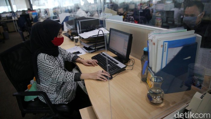 Karyawan melakukan aktivitas di salah satu perkantoran di Jakarta, Jumat (11/9/2020). Pemprov DKI Jakarta akan kembali menerapkan Pembatasan Sosial Berskala Besar (PSBB) mulai Senin, 14 September 2020 guna menekan angka penyebaran COVID-19 yang belakangan terus meningkat, nantinya hanya ada 11 bidang usaha yang boleh tetap berjalan dengan operasi minimal dan tidak boleh peroperasi penuh seperti biasa dengan menerapkan pembatasan jumlah karyawan.