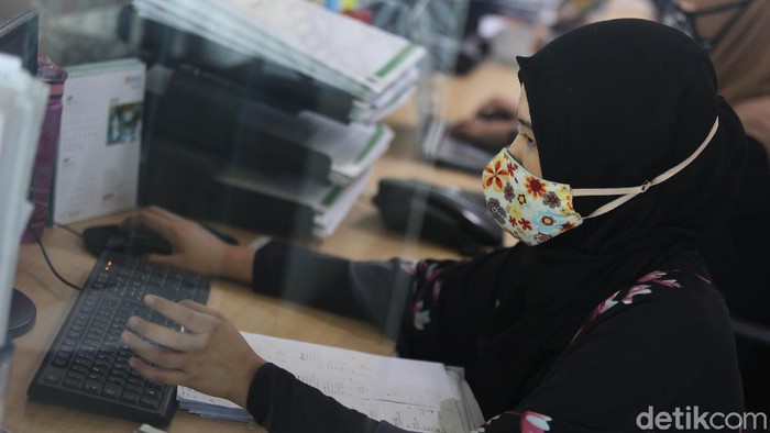 Melihat Aktivitas Perkantoran Jelang PSBB Karyawan melakukan aktivitas di salah satu perkantoran di Jakarta, Jumat (11/9/2020). Pemprov DKI Jakarta akan kembali menerapkan Pembatasan Sosial Berskala Besar (PSBB) mulai Senin, 14 September 2020 guna menekan angka penyebaran COVID-19 yang belakangan terus meningkat, nantinya hanya ada 11 bidang usaha yang boleh tetap berjalan dengan operasi minimal dan tidak boleh peroperasi penuh seperti biasa dengan menerapkan pembatasan jumlah karyawan.