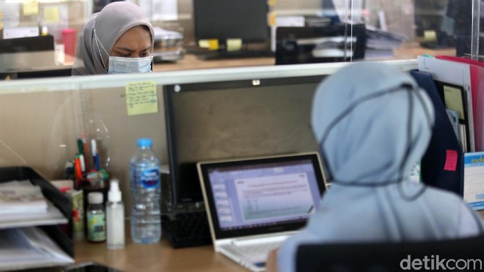 Karyawan melakukan aktivitas di salah satu perkantoran di Jakarta, Jumat (11/9/2020). Pemprov DKI Jakarta akan kembali menerapkan Pembatasan Sosial Berskala Besar (PSBB) mulai Senin, 14 September 2020 guna menekan angka penyebaran COVID-19 yang belakangan terus meningkat, nantinya hanya ada 11 bidang usaha yang boleh tetap berjalan dengan operasi minimal dan tidak boleh peroperasi penuh seperti biasa dengan menerapkan pembatasan jumlah karyawan.