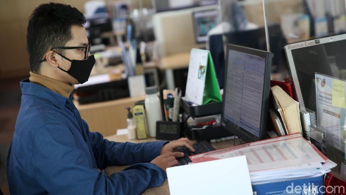 Melihat Aktivitas Perkantoran Jelang PSBB Karyawan melakukan aktivitas di salah satu perkantoran di Jakarta, Jumat (11/9/2020). Pemprov DKI Jakarta akan kembali menerapkan Pembatasan Sosial Berskala Besar (PSBB) mulai Senin, 14 September 2020 guna menekan angka penyebaran COVID-19 yang belakangan terus meningkat, nantinya hanya ada 11 bidang usaha yang boleh tetap berjalan dengan operasi minimal dan tidak boleh peroperasi penuh seperti biasa dengan menerapkan pembatasan jumlah karyawan.