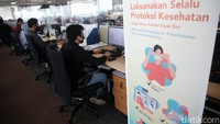 Sejumlah karyawan melakukan aktivitas di salah satu perkantoran di Jakarta, Jumat (11/9/2020).