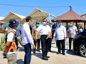 Luhut Pantau Pabrik Mobil Listrik di Bekasi