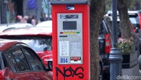 Selain dalam kondisi tak berfungsi, ada juga mesin parkir yang rusak akibat vandalisme.