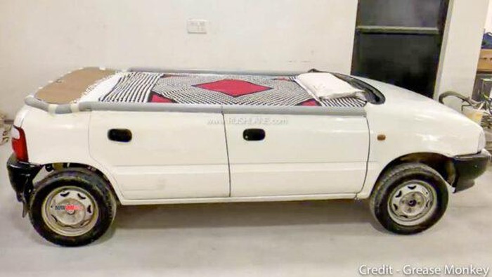 Mobil hatchback Suzuki dimodifikasi jadi tempat tidur