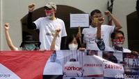 Para nasabah datang dengan membawa beragam atribut aksi.