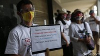 Poster-poster tuntutan dibentangkan di depan kantor Pusat Jiwasraya.