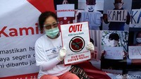 Para nasabah meminta kejelasan mengenai pencairan dana.