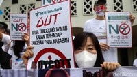 Mereka kompak memakai masker karena aksi ini berlangsung di tengah pandemi COVID-19.