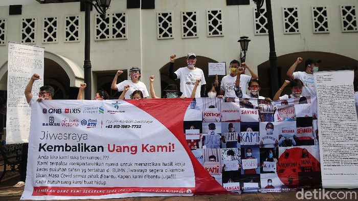 Nasabah Geruduk Kantor Jiwasraya Puluhan nasabah Jiwasraya yang tergabung dalam Forum Korban Jiwasraya melakukan aksi damai di Kantor Pusat Jiwasraya, Jakarta, Jumat, (11/9/2020). Aksi tersebut dilakukan karena tidak adanya kejelasan mengenai pencairan dana bagi para nasabah korban Jiwasraya Saving Plan yang sudah lewat jatuh tempo selama 2 tahun.