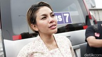 Nikita Mirzani saat ditemui di kawasan studio Trans TV, Kapten Tendean, Jakarta Selatan pada Jumat (11/9). Pool/Palevi S/detikFoto.