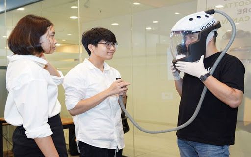 Pelajar di Vietnam Ciptakan Helm Kesehatan yang Bisa Simpan Makanan