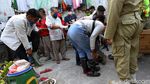 Pelanggar Masker di Solo Dihukum Bersih-bersih Sungai