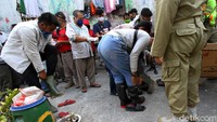 Sanksi yang diberikan kepada warga yang tak mengenakan masker tersebut adalah membersihkan anak Sungai Pepe di Kebalen, Surakarta, Jawa Tengah.