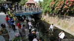 Pelanggar Masker di Solo Dihukum Bersih-bersih Sungai