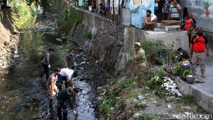 Pelanggar Masker di Solo Dihukum Bersih-bersih Sungai