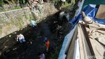 Pelanggar Masker di Solo Dihukum Bersih-bersih Sungai