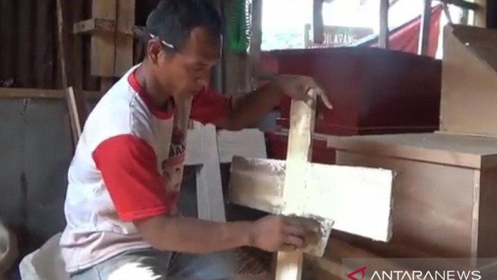 Pembuat peti jenazah di Jaktim (Antara)