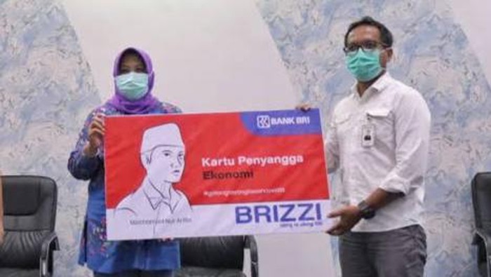 Pemkab Trenggalek menarik 20 ribu Kartu Penyangga Ekonomi (KPE) bergambar siluet Bupati Mochammad Nur Arifin. Itu dilakukan karena berpotensi melanggar kampanye.