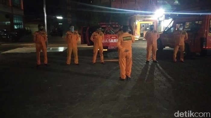 Petugas mencari dua nelayan yang hilang di laut Cianjur
