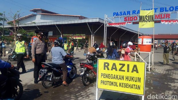Petugas menggelar operasi protokol kesehatan COVID-19 di Blora, Jumat (11/9/2020).