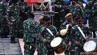 Jenazah Jakob Oetama dimakamkan hari ini di TMP Kalibata. Pemakaman dipimpin oleh Wakil Presiden ke-10 dan ke-12 RI, Jusuf Kalla, yang bertindak sebagai Inspektur Upacara. Rengga Sancaya/detikcom.